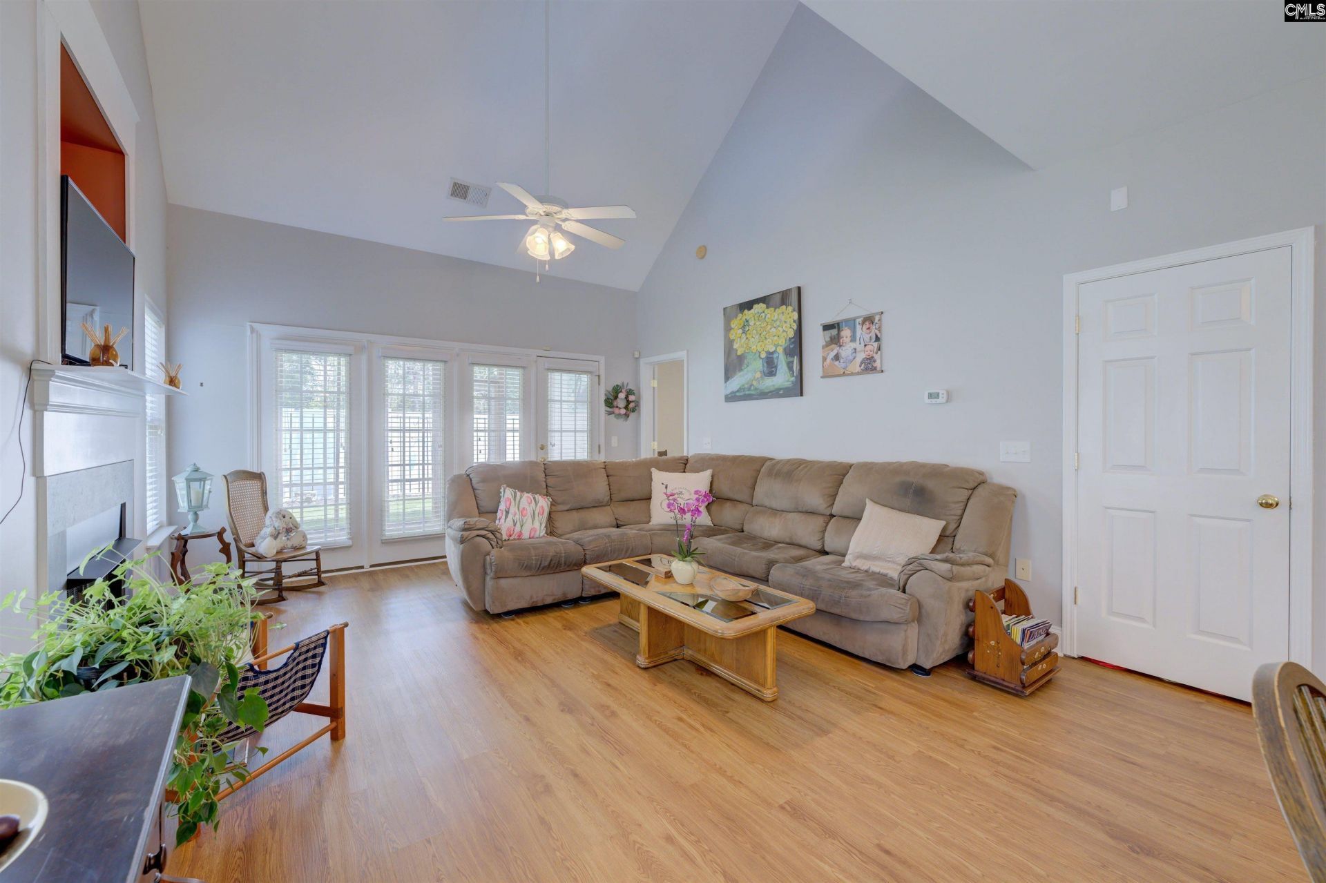 404 Summit Square  Photo 9
