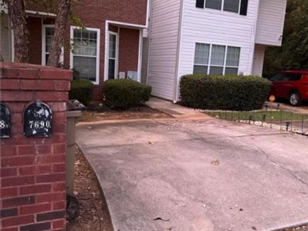 7690 Creekside Lane , Riverdale, GA 30296