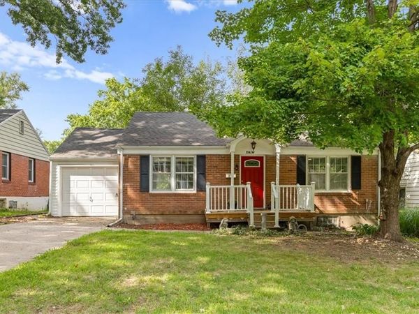114 W Pocahontas Lane, Kansas City, MO 64114