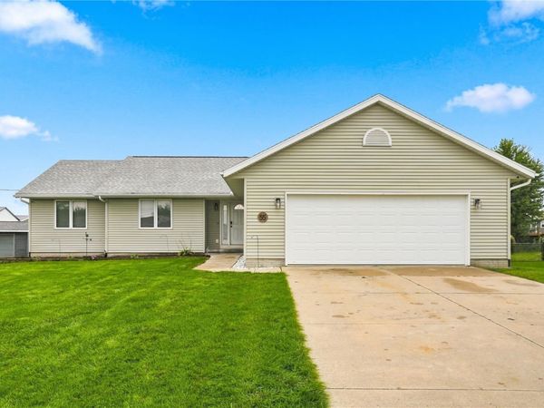 55 Thompson, Palo, IA 52324