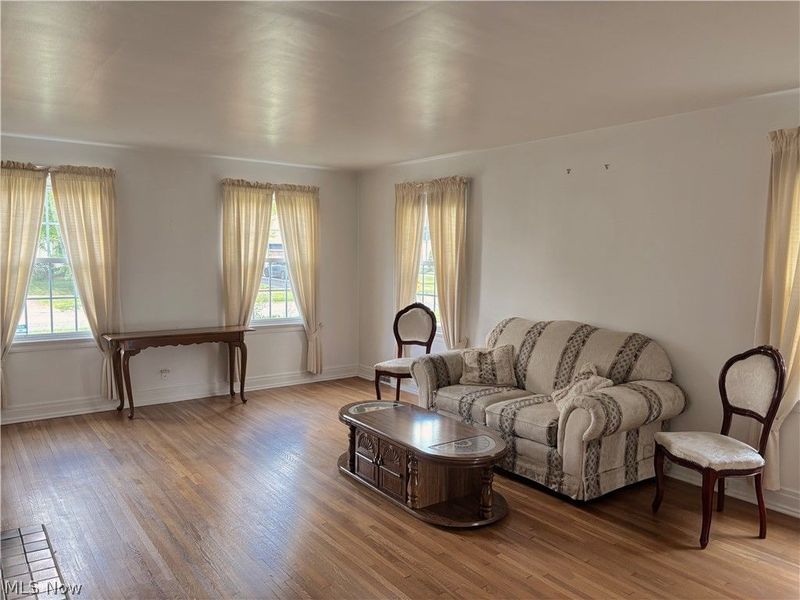 365 Genesee Avenue NE, Warren, OH 44483 Photo 4