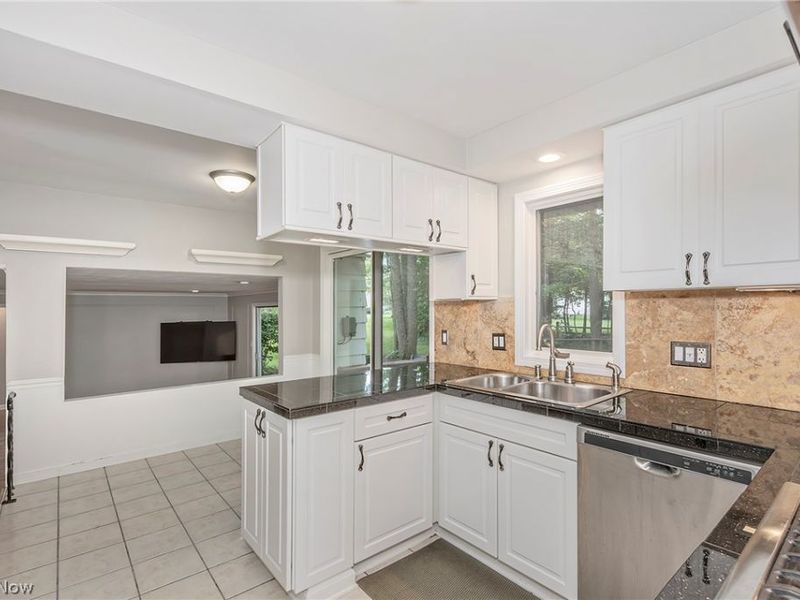 5512 Lansbury Lane, Lyndhurst, OH 44124 Photo 13