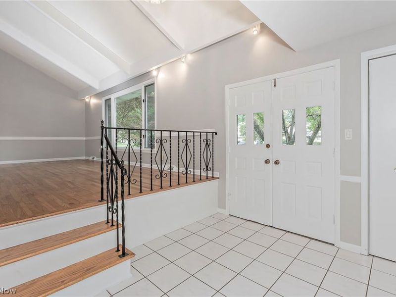 5512 Lansbury Lane, Lyndhurst, OH 44124 Photo 6