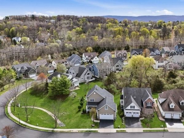 2 Bluffs Ct, Hamburg, NJ 07419