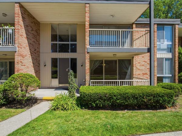 4041 W Maple Road, Unit E102, Bloomfield Hills, Mi 48301