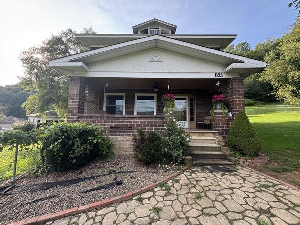 821 Broad Street, MOUNT HOPE, WV 25880