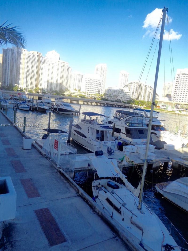 999 Brickell Bay Dr, Unit 809, Miami, FL 33131 Photo