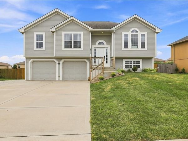 407 NE 192nd Terrace, Smithville, MO 64089