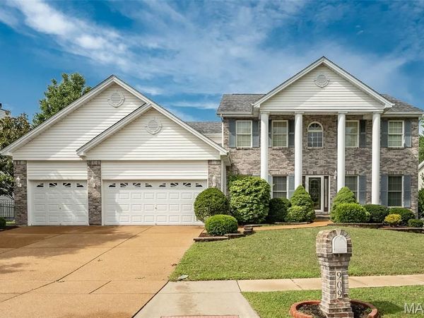 909 Oxford Trail Drive , St Peters, MO 63376