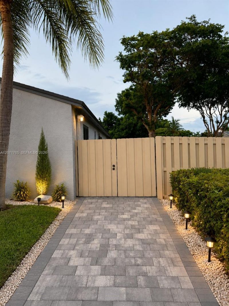 8601 NW 192nd Ter, Hialeah, FL 33015 Photo
