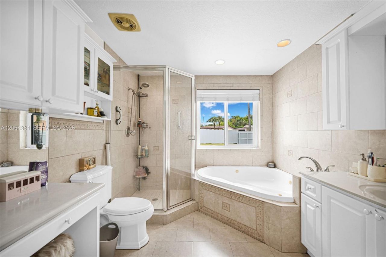 8251 NW 185th St, Hialeah, FL 33015 Photo