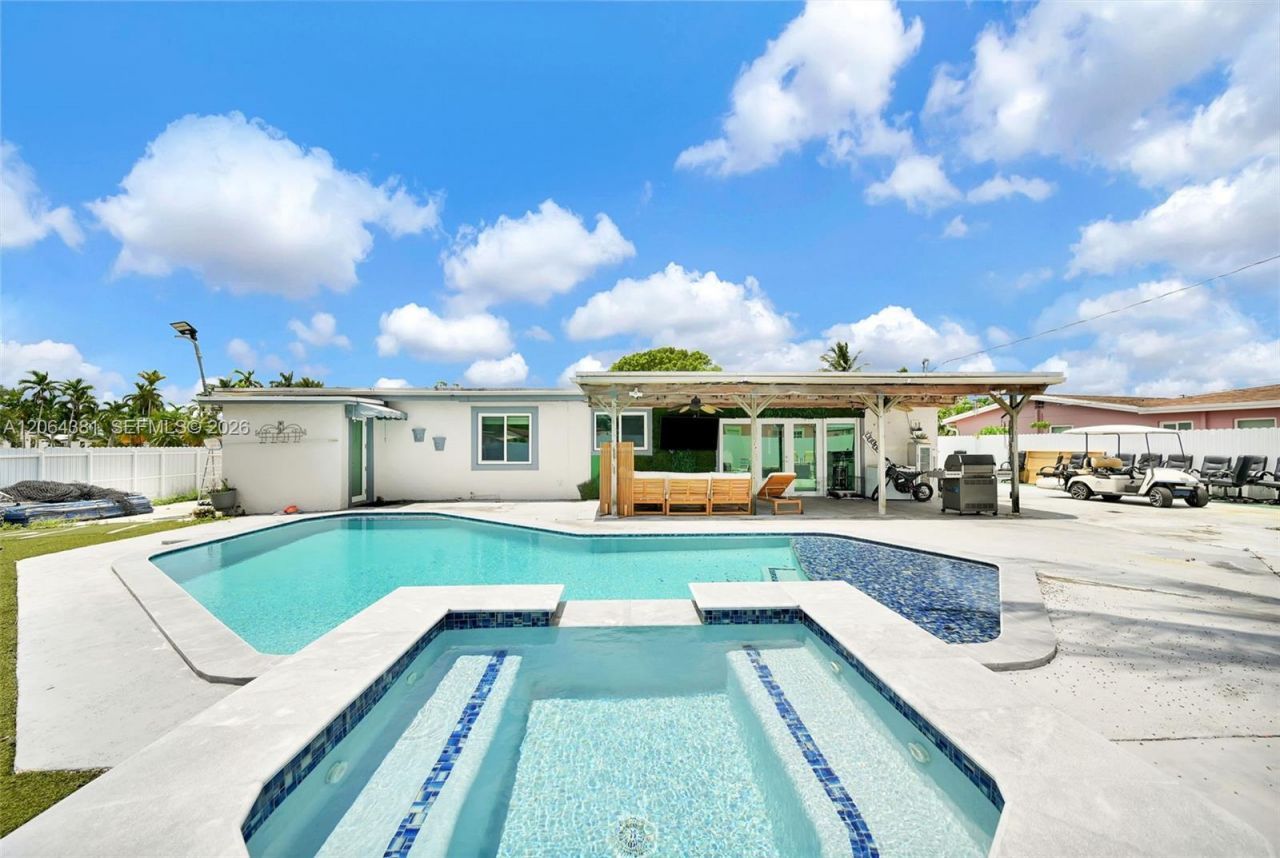 8251 NW 185th St, Hialeah, FL 33015 Photo