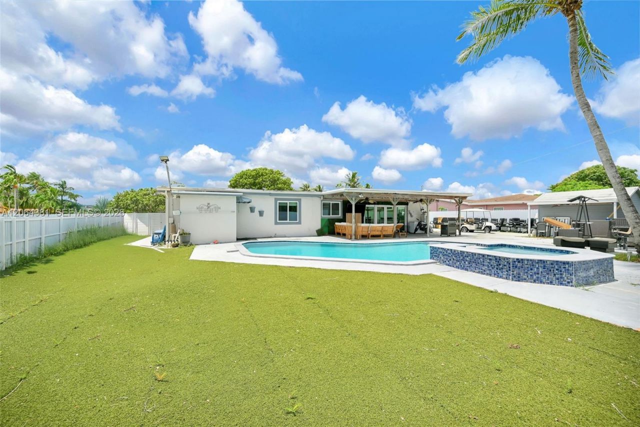 8251 NW 185th St, Hialeah, FL 33015 Photo