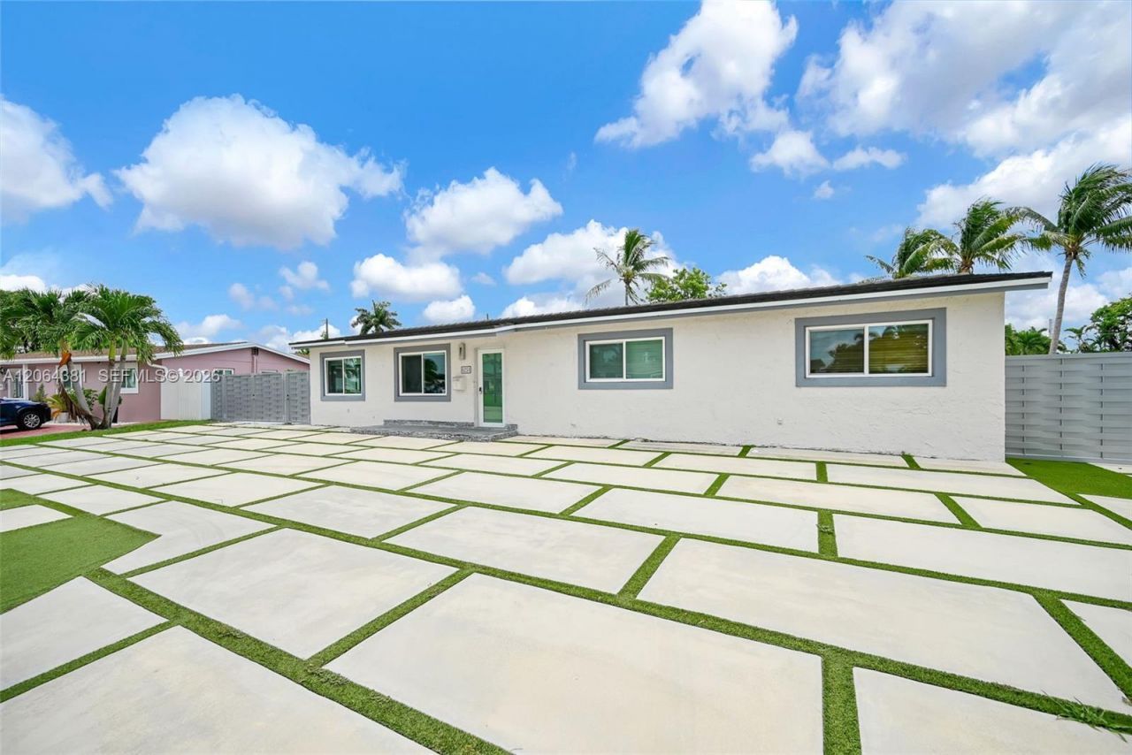 8251 NW 185th St, Hialeah, FL 33015 Photo