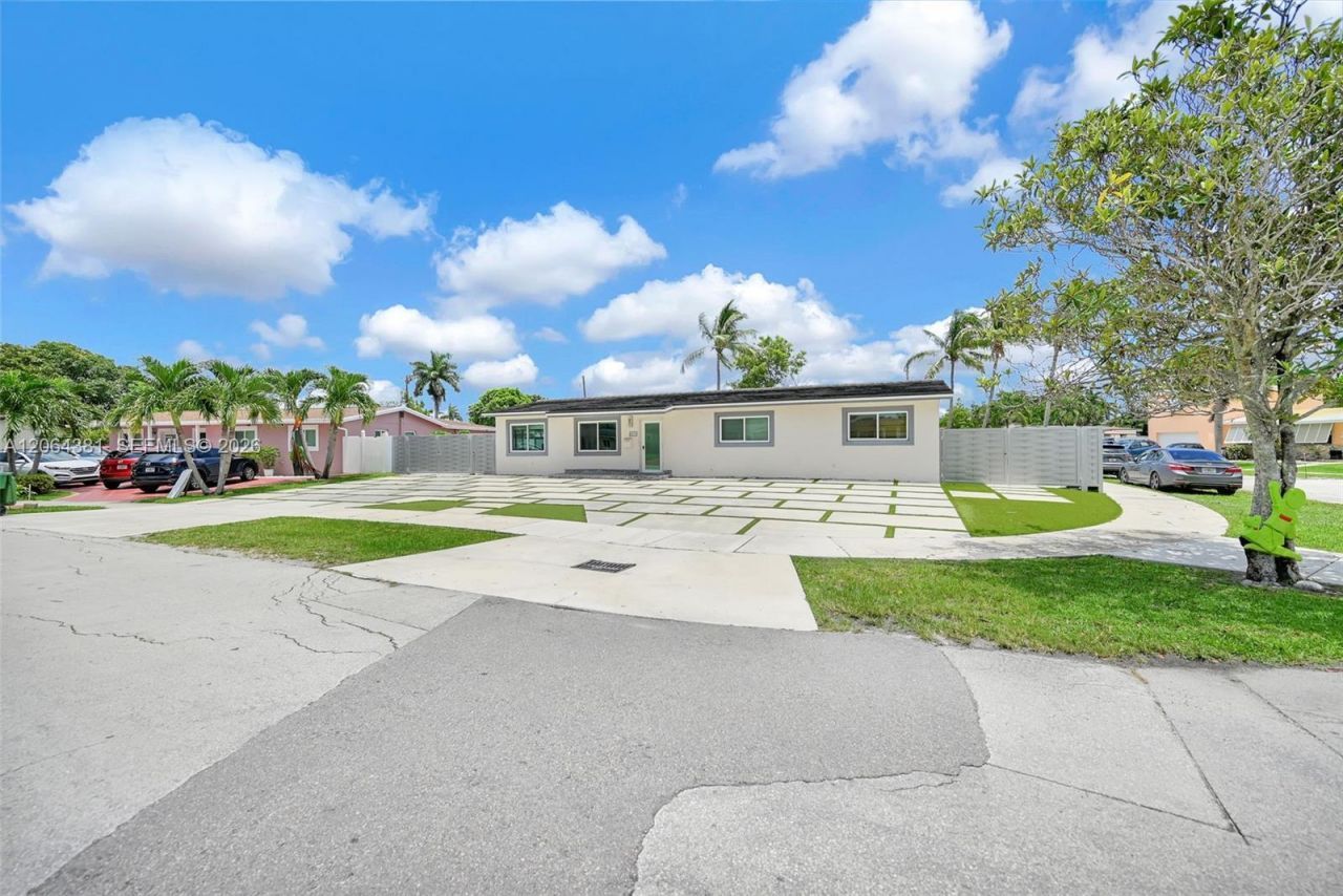 8251 NW 185th St, Hialeah, FL 33015 Photo