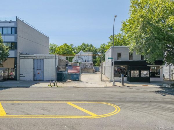 21120 Northern Boulevard , Bayside, NY 11361