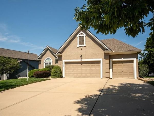 21400 W 98th Place, Lenexa, KS 66220