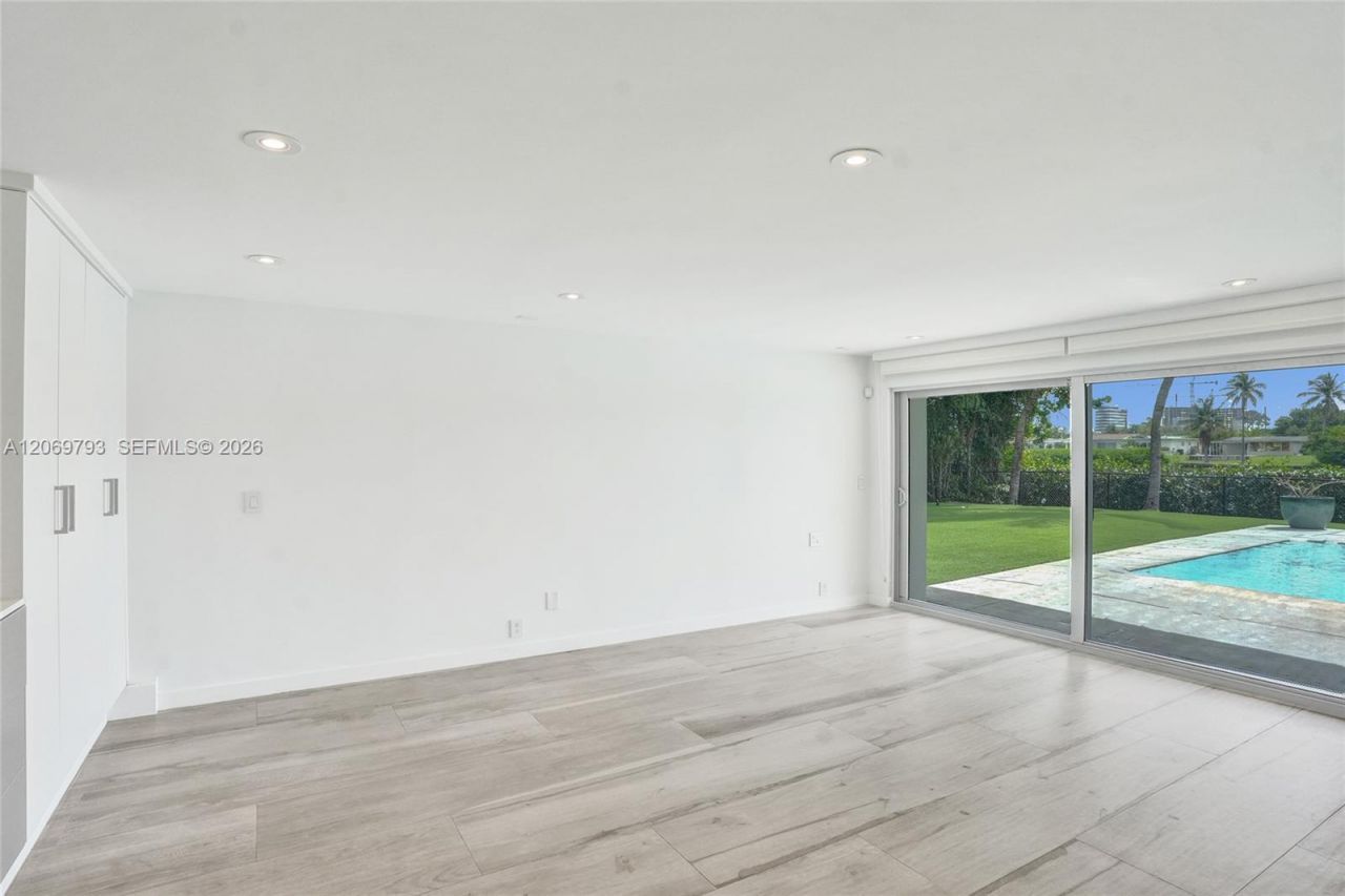 19231 NE 22nd Ave , Miami, FL 33180 Photo
