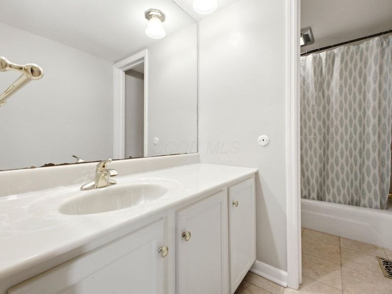 952 Chatham Lane , Unit K, Columbus, OH 43221 Photo 12