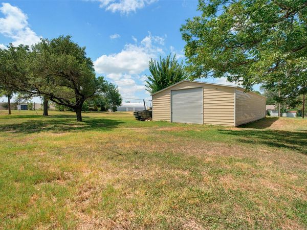 127 E Davilla Ave, Rockdale, TX 76567