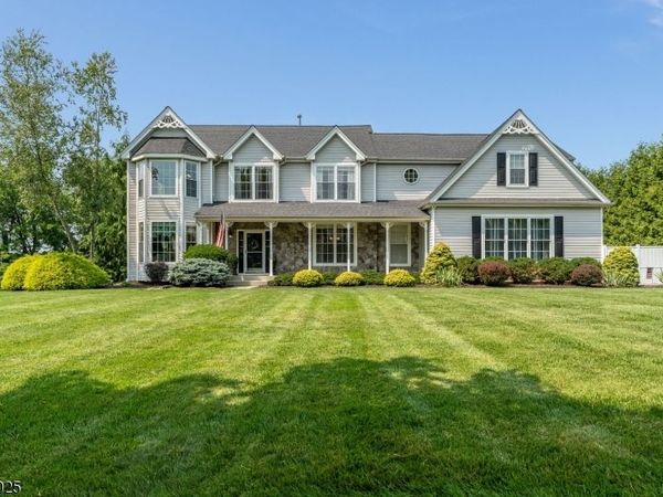 30 Meadowview Dr, Lopatcong, NJ 08865