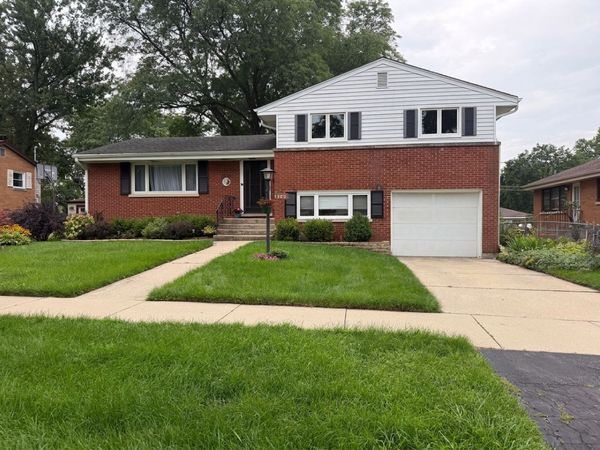 1323 W Sigwalt Street , Arlington Heights, IL 60005