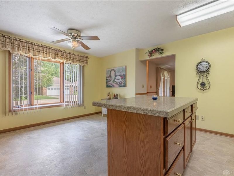 6685 Oakwood Lane, Huber Heights, OH 45424 Photo 10