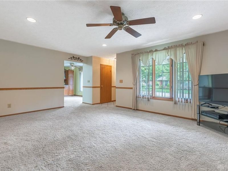 6685 Oakwood Lane, Huber Heights, OH 45424 Photo 6