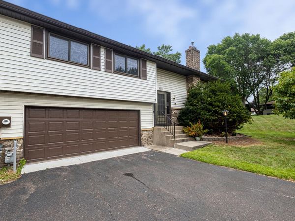 6570 Upper 35th Street N, Oakdale, MN 55128