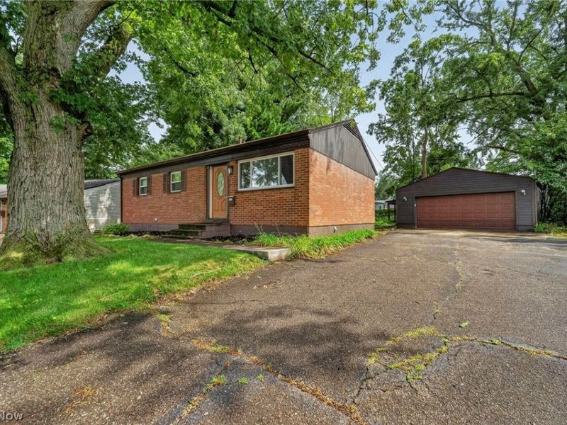 2514 Regentview Street NE, Canton, OH 44705 Photo 2