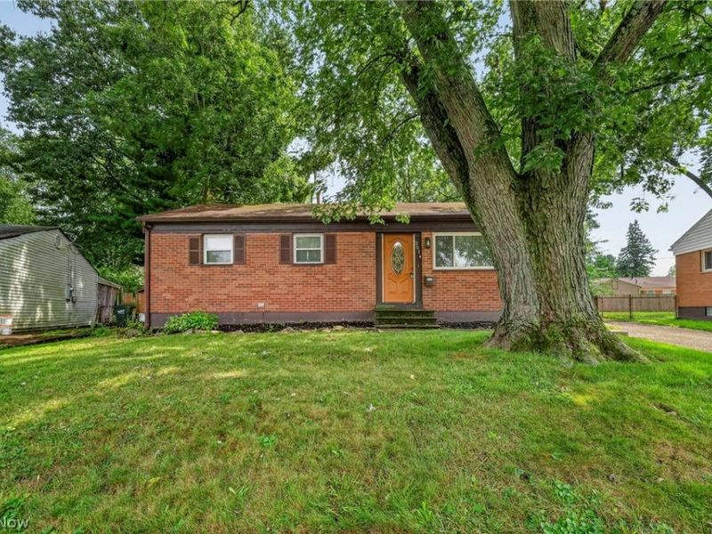 2514 Regentview Street NE, Canton, OH 44705 Photo 3
