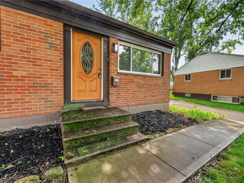 2514 Regentview Street NE, Canton, OH 44705 Photo 4