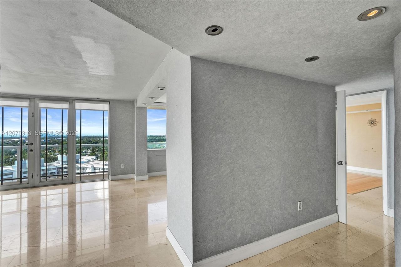 1351 NE Miami Gardens Dr, Unit PH15E, Miami, FL 33179 Photo