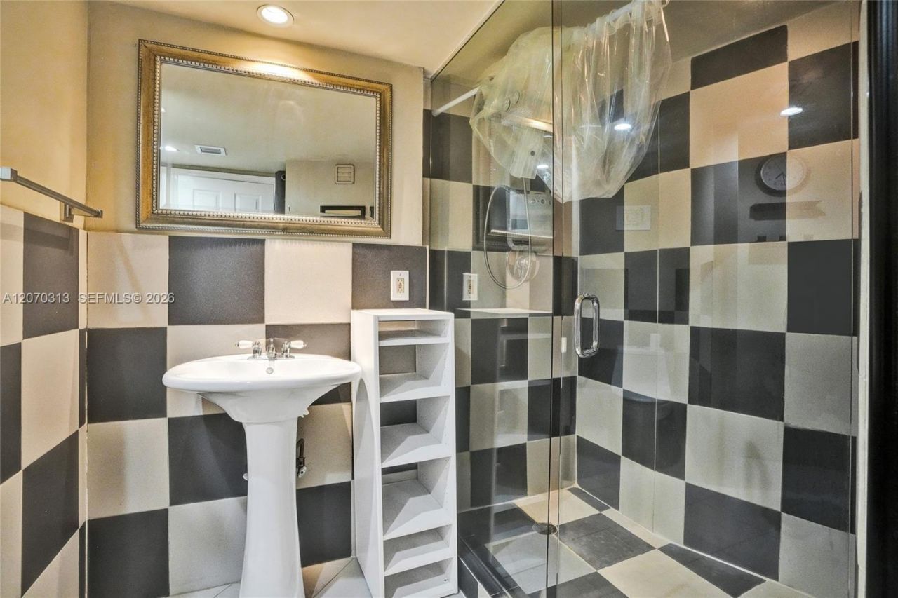 1351 NE Miami Gardens Dr, Unit PH15E, Miami, FL 33179 Photo