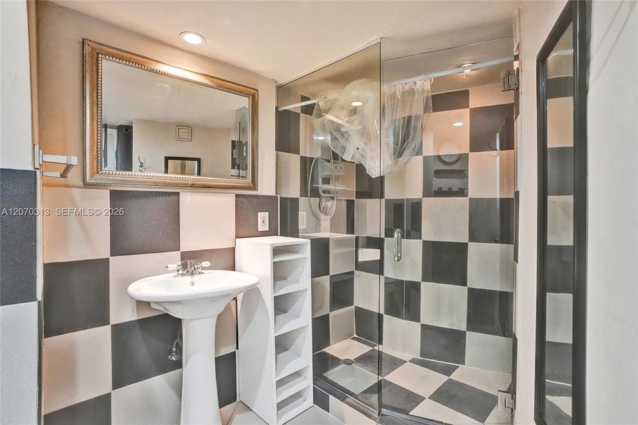 1351 NE Miami Gardens Dr, Unit PH15E, Miami, FL 33179 Photo
