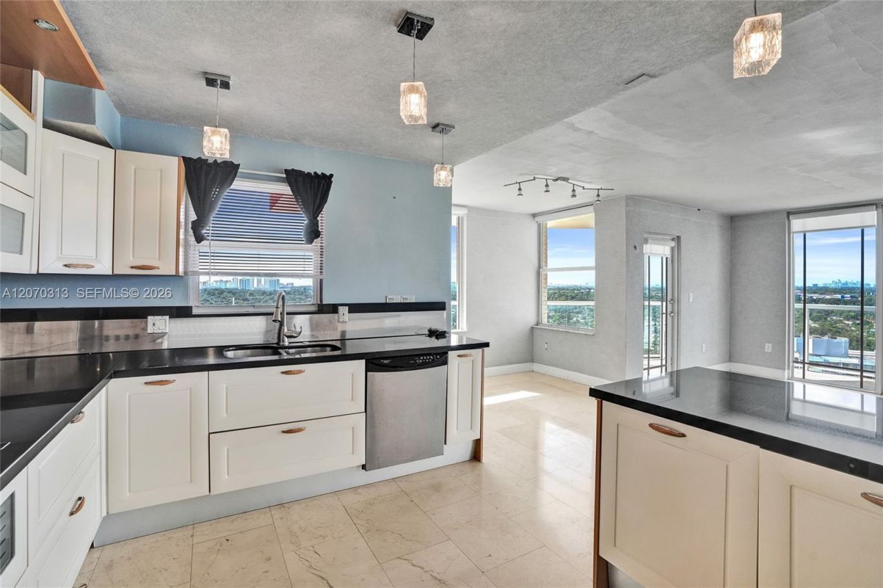 1351 NE Miami Gardens Dr, Unit PH15E, Miami, FL 33179 Photo