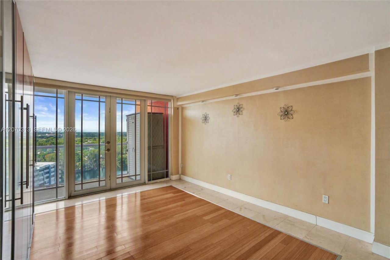 1351 NE Miami Gardens Dr, Unit PH15E, Miami, FL 33179 Photo