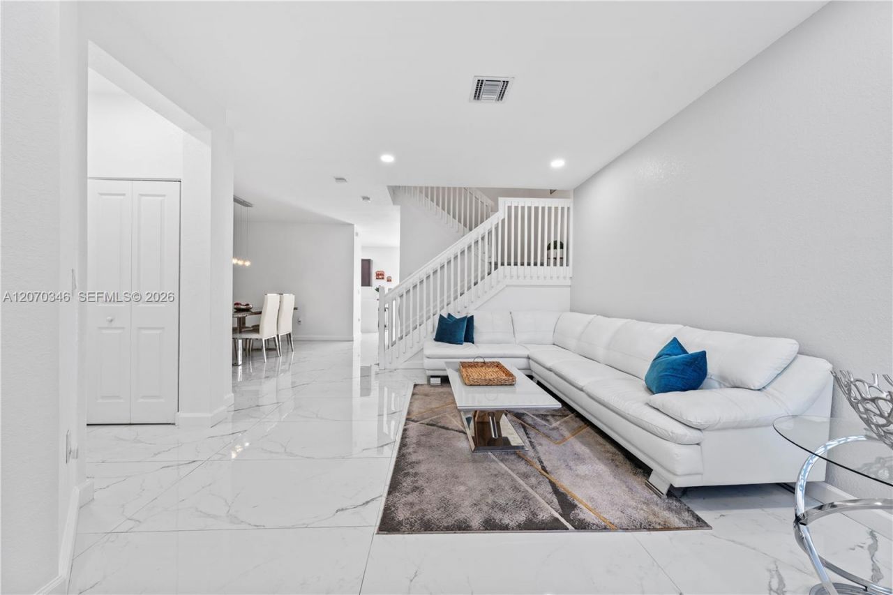 20576 NE 5th Pl, Miami, FL 33179 Photo