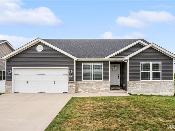 1323 Orchard Lakes Circle, Belleville, IL 62220