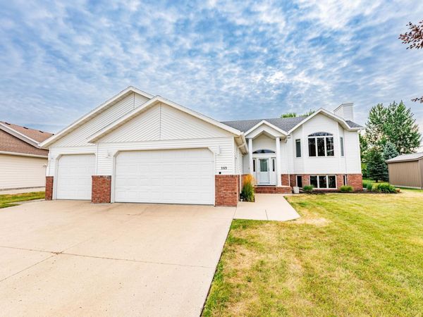 3323 Parkview Lane S, Fargo, ND 58103