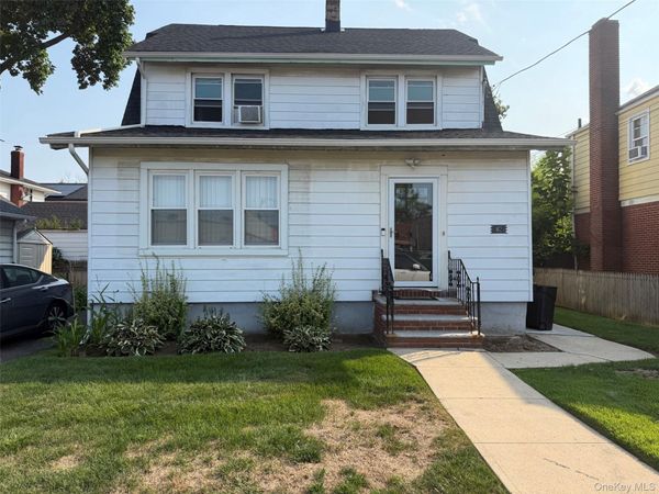 42 W Lincoln Avenue, Unit 2nd Fl, Valley Stream, NY 11580