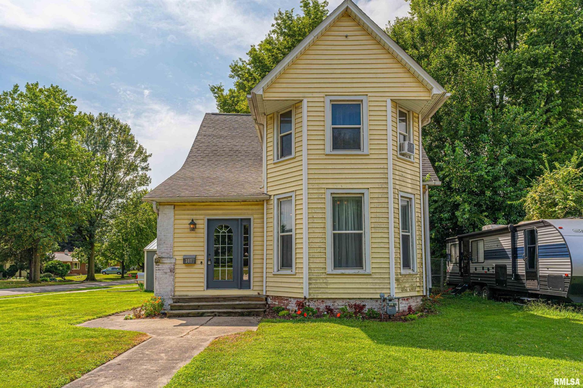 301 N Elm Street, Lincoln, IL 62656 Main Photo