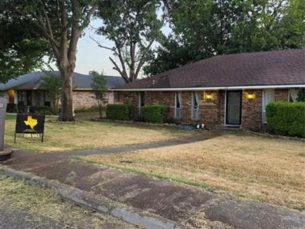 1033 Shadywood Lane, DeSoto, TX 75115