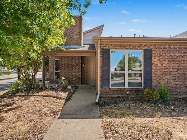 2700 Meadow Park Drive, Bedford, TX 76021
