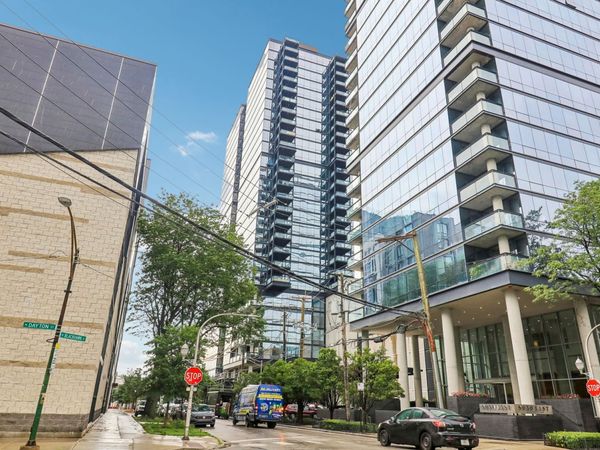860 W Blackhawk Street , Chicago, IL 60642