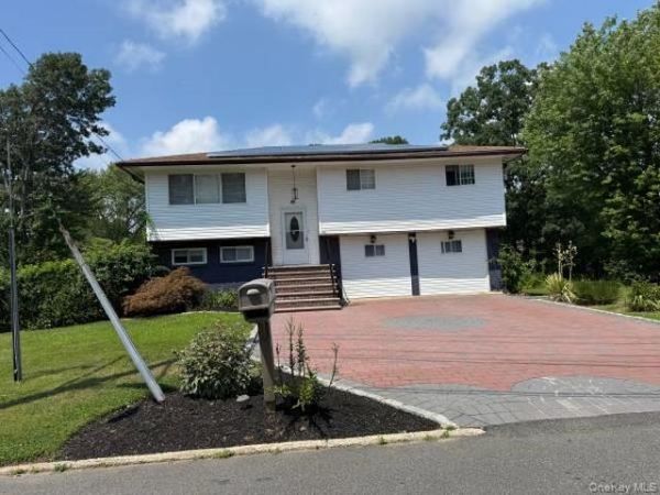 82 Schenectady Avenue , Babylon, NY 11704