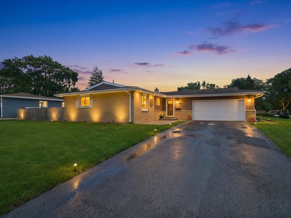 601 E Dogwood Lane , Mount Prospect, IL 60056