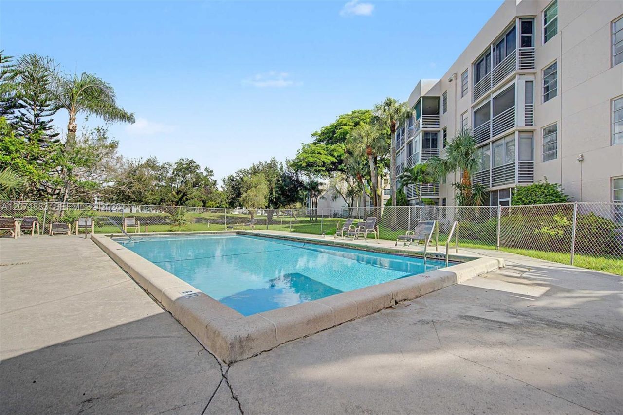 9520 Seagrape Dr, Unit 205, Davie, FL 33324 Photo