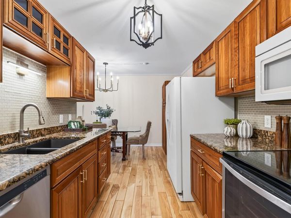 205 Barry Avenue S, Unit 306, Wayzata, MN 55391
