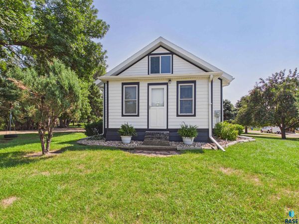 601 SE 9th St, Madison, SD 57042